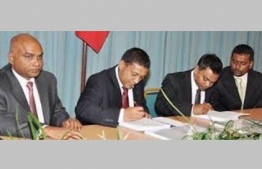 The incumbent Minister of National Planning, Housing and Infrastructure Mohamed Aslam (C-L) and Minister of Economic Development Fayyaz Ismail (R) pictured during the agreement signing between Dheebaja Investments Pvt Ltd. PHOTO: MIHAARU FILES