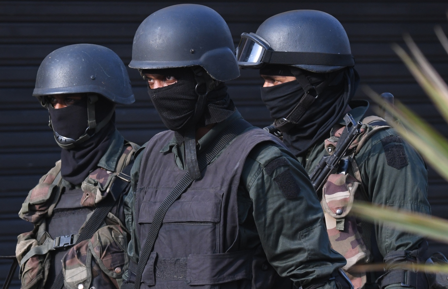 ކޮލަމްބޯގެ އުތުރުން އޮންނަ މިނުވަންގޮޑާގައި ގެއްލުންދީފައިވާ ފިހާރައެއްގެ ކައިރީ ސިފައިން ހަރަކާތްތެރި ވަނީ. --ފޮޓޯ:އޭއެފްޕީ