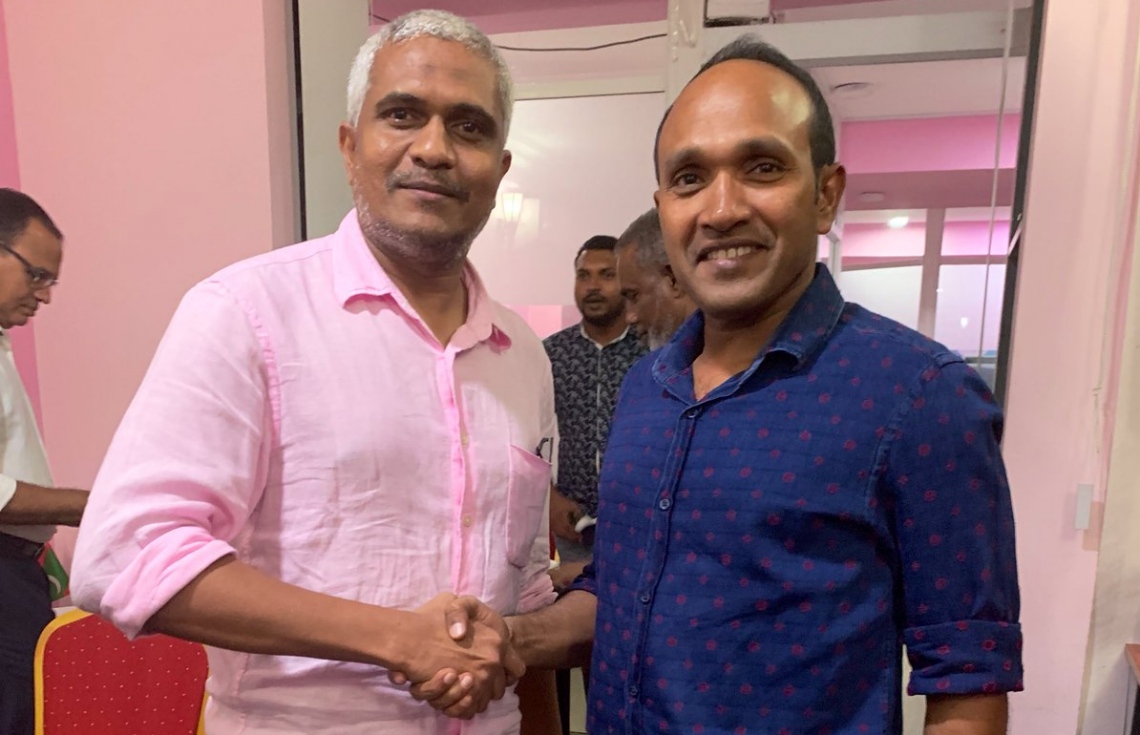 ޖަމީލާއި ނިހާން އެކުގައި: ޖަމީލް ވަޑައިގަތީ ޕީޕީއެމްގެ އޮފީހުގައި އޮތް ތަރާވީހަކަށް.