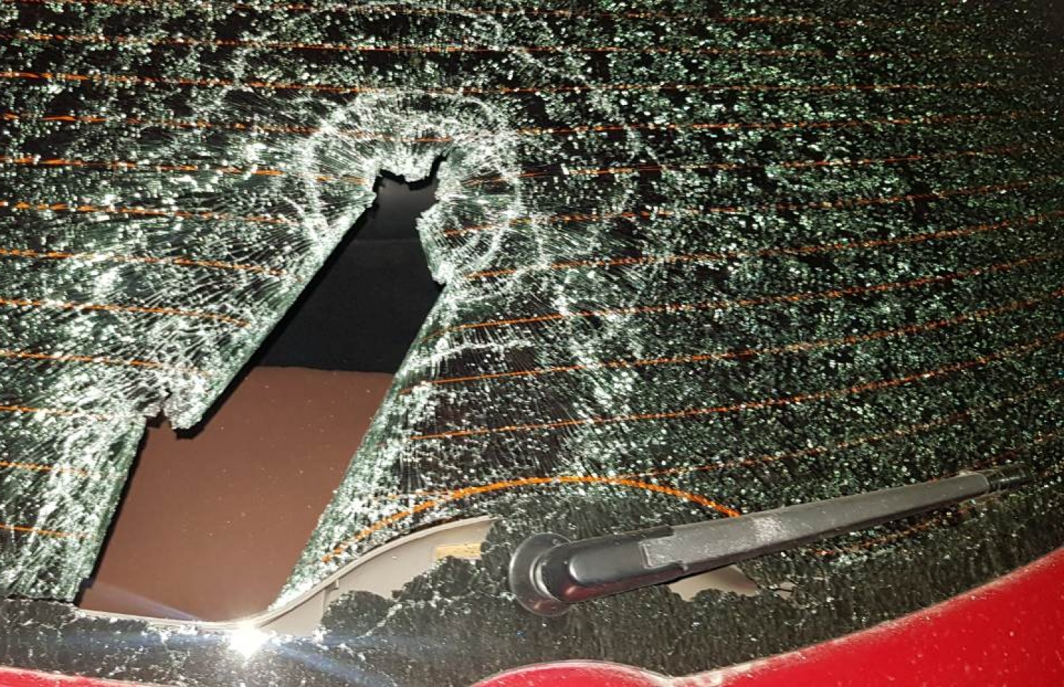 ކާރުގެ ބިއްލޫރިތައް ތަޅާލާފައި