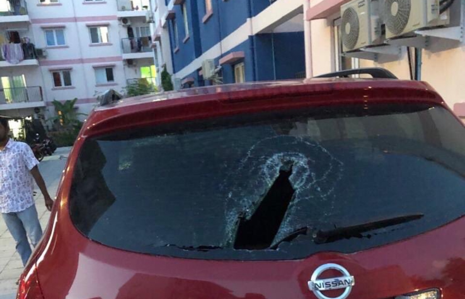 ކާރުގެ ބިއްލޫރިގަނޑު ތަޅާލާފައި