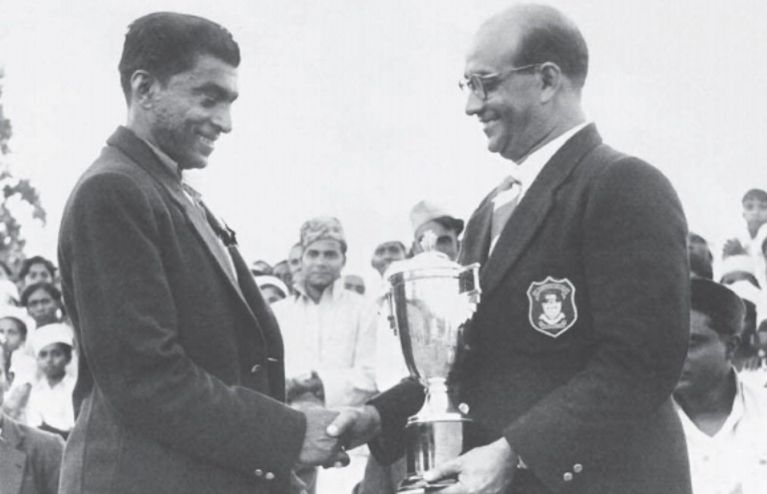 އަމީން (ކ) މައިކަލް ޑި ސިލްވާ އަށް ޓްރޮފީއެއް ދެއްވަނީ.