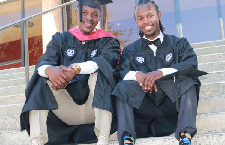 ދެބަފައިން ގްރެޖްއޭޓްވީ އެކީގައި