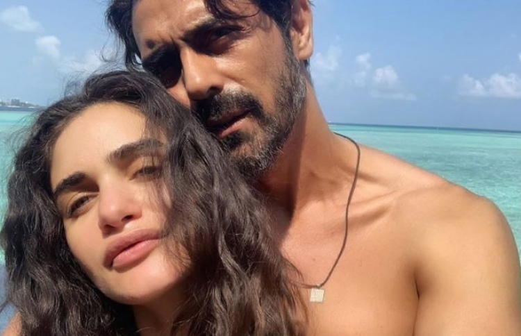 އަރުޖުން ރާމްޕާލް ލޯބިވެރިޔާއާ އެކު ރާއްޖޭގައި