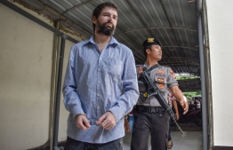 Frenchman Felix Dorfin (L) arrives at a court in Mararam on the resort island of Lombok on May 20, 2019. - An Indonesian court on May 20 sentenced Frenchman Felix Dorfin to death for drug smuggling, in a surprise verdict after prosecutors asked for a 20-year jail term. (Photo by ARSYAD ALI / AFP)