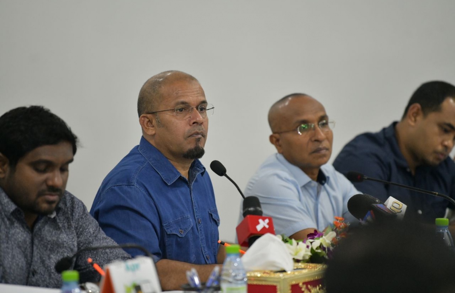 އިލެކްޝަންސް ކޮމިޝަނުން މިރޭ ބޭއްވި ބައްދަލުވުމުގައި އެ ކޮމިޝަންގެ ރައީސް ޝަރީފް (މ) ބައިވެރިވެވަޑައިގަންނަވަނީ.-- ފޮޓޯ: ހުސެއިން ވަހީދު/ މިހާރު