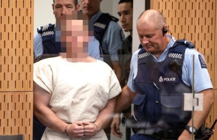 މިސްކިތަށް ހަމަލާ ދިން މީހާ އަށް ޓެރަރިޒަމްގެ ދައުވާ