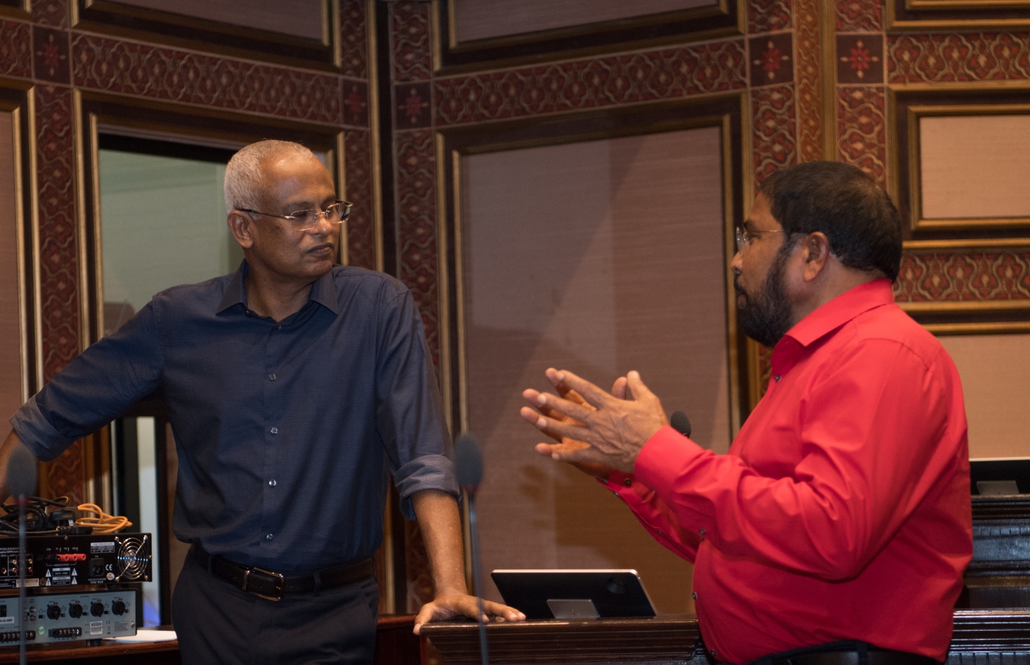 ރައީސް އިބްރާހިމް މުހައްމަދު ސޯލިހް (ވ) ޖުމްހޫރީ ޕާޓީގެ ލީޑަރު ގާސިމް އިބްރާހިމް މަޖިލީހުގެ އިދާރާގައި ވާހަކަ ދައްކަވަނީ.. --- ފޮޓޯ: މަޖިލިސް