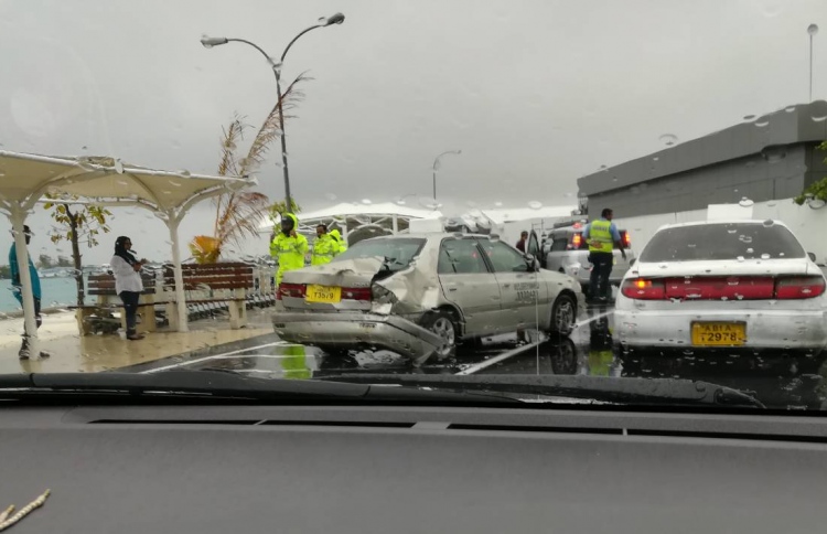 އެކްސިޑެންޓެއްގައި ޓެކްސީއަކަށް ބޮޑެތި ގެއްލުންތަކެއް