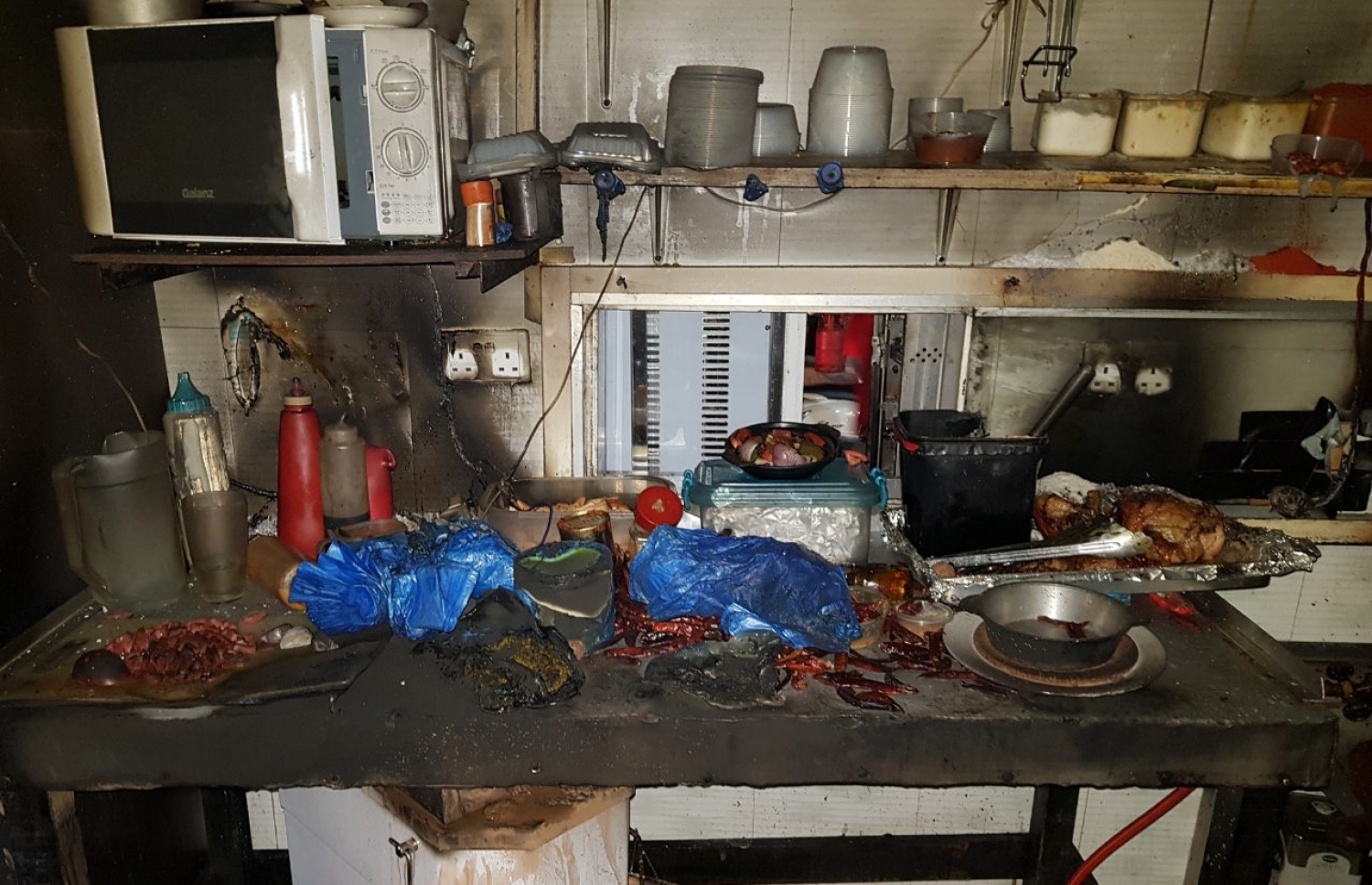 އަލިފާނުގެ ހާދިސާގައި ތޫމް ކެފޭގެ ބަދިގެ އަށް ގެއްލުންވެފައި. -- ފޮޓޯ: ޕޮލިސް