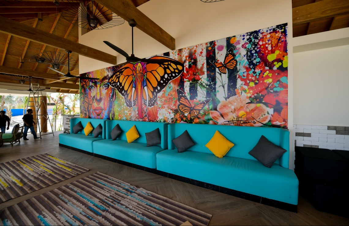 އެނބޫދޫ ފިނޮޅު: މޭ 25، 2019- ކްރޮސްރޯޑްސްގެ ނަމުގައި އެނބޫދޫ ފިނޮޅުގައި ތަރައްގީ ކުރާ ހާއްސަ ސަރަހައްދުގެ އިމާރާތެއްގައި ދިވެހި ކުރެހުންތެރިޔާ ޝަފްއޯޝަންސް ގެ ކުރެހުމެއް.---ފޮޓޯ: ހުސައިން ވަހީދު/މިހާރު