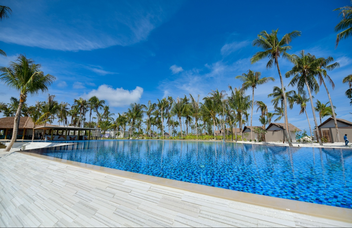 އެނބޫދޫ ފިނޮޅު: މޭ 25، 2019- ކްރޮސްރޯޑްސްގެ ނަމުގައި އެނބޫދޫ ފިނޮޅުގައި ތަރައްގީ ކުރާ ހާއްސަ ސަރަހައްދުގެ މެއިން ސްވިމިންޕޫލް.---ފޮޓޯ: ހުސައިން ވަހީދު/މިހާރު