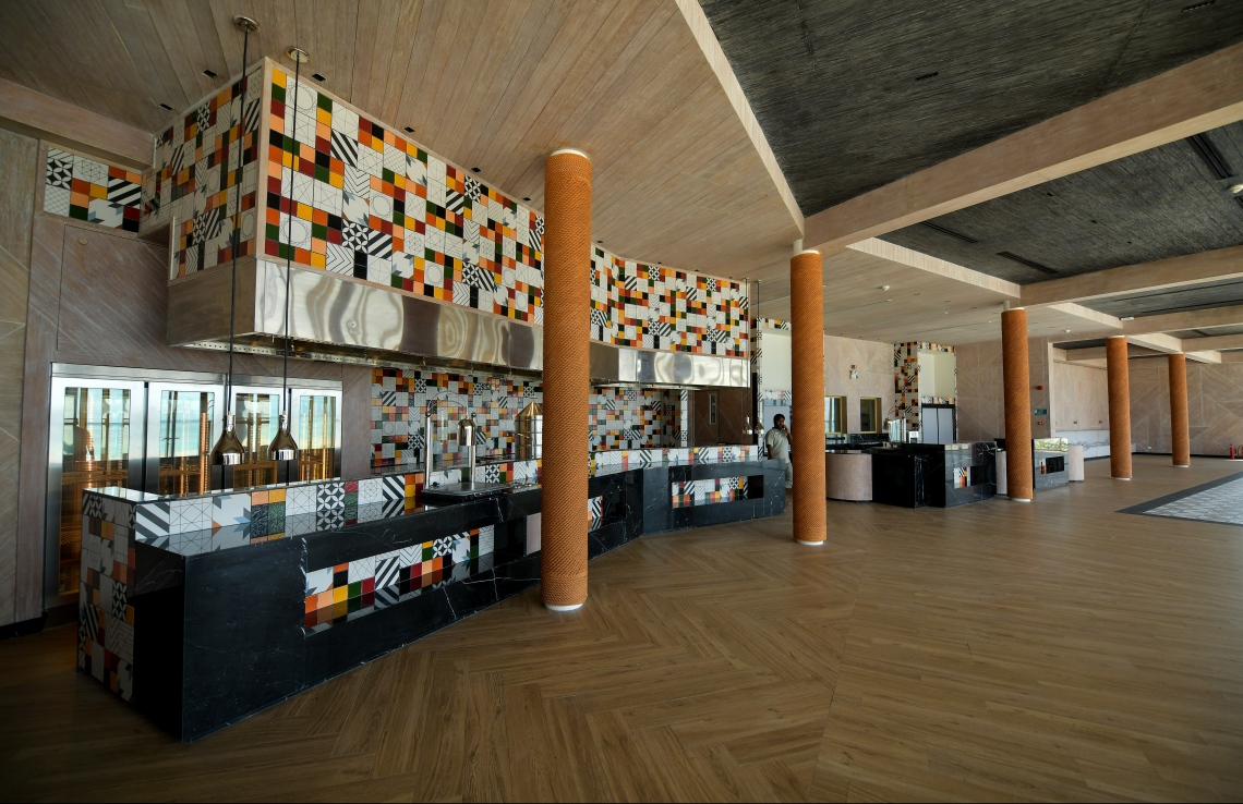 އެނބޫދޫ ފިނޮޅު: މޭ 25، 2019- ކްރޮސްރޯޑްސްގެ ނަމުގައި އެނބޫދޫ ފިނޮޅުގައި ތަރައްގީ ކުރާ ހާއްސަ ސަރަހައްދުގެ ރެސްޓޯރަންޓެއް: ކޮންމެ އިމާރާތެއްވެސް ފަރުމާ ކޮށްފައިވަނީ މުޅިން ތަފާތު ކުލަތަކަކާއި ސިފަތަކެއް ހިމެނޭގޮތަށް.---ފޮޓޯ: ހުސައިން ވަހީދު/މިހާރު