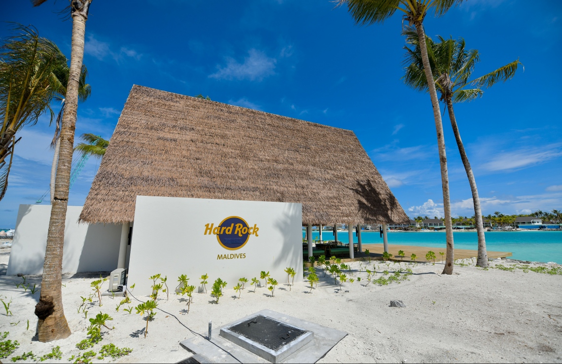 އެނބޫދޫ ފިނޮޅު: މޭ 25، 2019- ކްރޮސްރޯޑްސްގެ ނަމުގައި އެނބޫދޫ ފިނޮޅުގައި ތަރައްގީ ކުރާ ހާއްސަ ސަރަހައްދުގެ ހާއްސަ ބައެއް ކަމަށްވާ ހާޑް ރޮކް ކެފޭ.---ފޮޓޯ: ހުސައިން ވަހީދު/މިހާރު