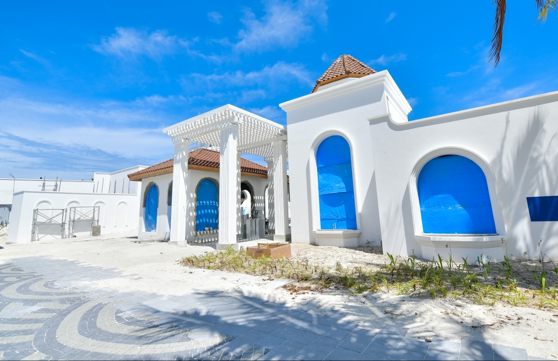 އެނބޫދޫ ފިނޮޅު: މޭ 25، 2019- ކްރޮސްރޯޑްސްގެ ނަމުގައި އެނބޫދޫ ފިނޮޅުގައި ތަރައްގީ ކުރާ ހާއްސަ ސަރަހައްދުގެ ވިލާއެއް: ކޮންމެ އިމާރާތެއްވެސް ފަރުމާ ކޮށްފައިވަނީ މުޅިން ތަފާތު ކުލަތަކަކާއި ސިފަތަކެއް ހިމެނޭގޮތަށް.---ފޮޓޯ: ހުސައިން ވަހީދު/މިހާރު