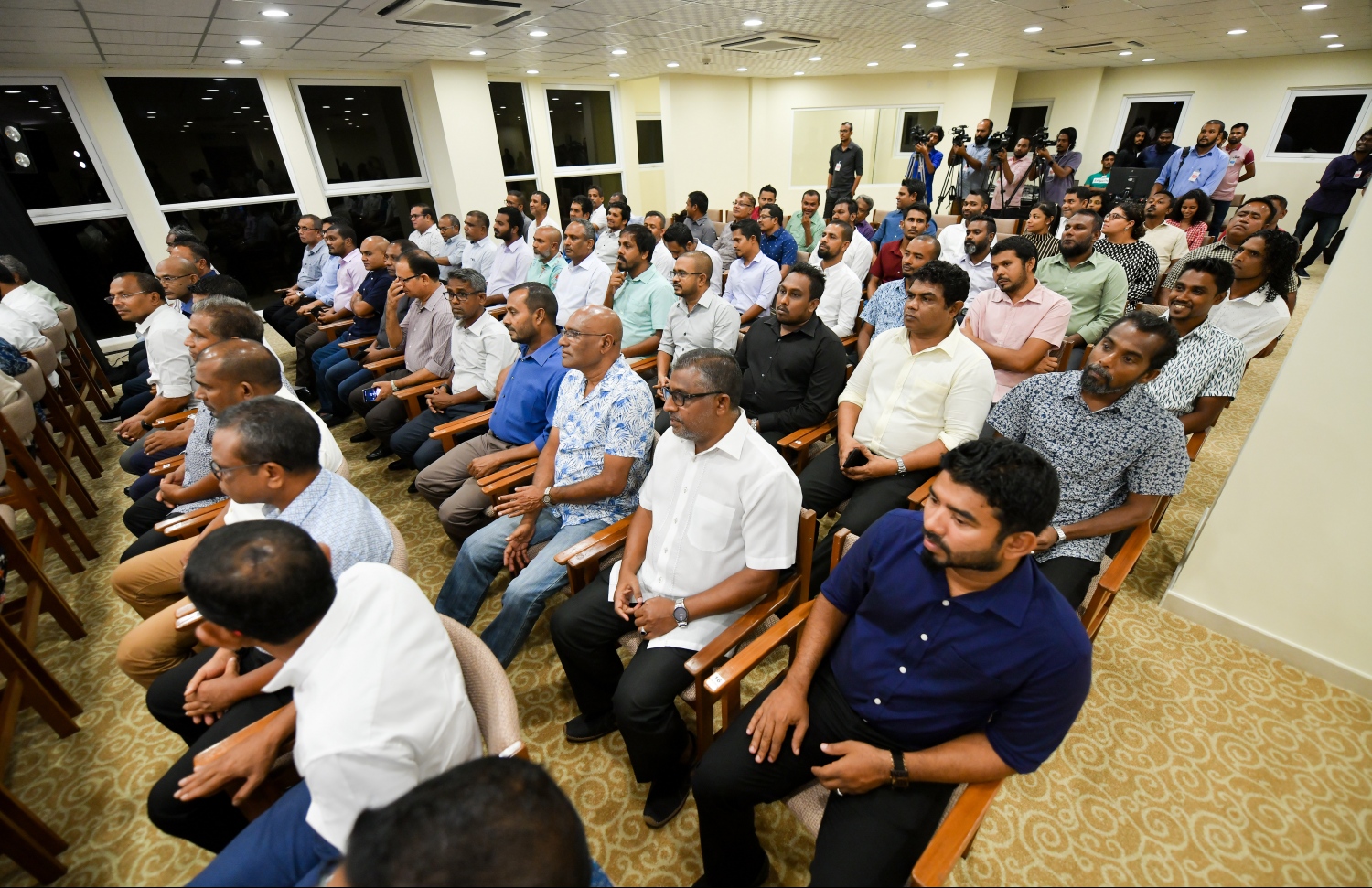 19 ވަނަ މަޖިލިހަށް އިންތިހާބުވެވަޑައިގެންނެވި ބޭފުޅުން މިރޭ އޮތް ބައްދަލުވުމުގައި. --- ފޮޓޯ: ހުސެއިން ވަހީދު/ މިހާރު