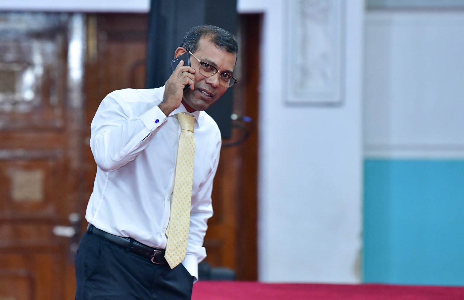 މަޖިލީހުގެ ރައީސް ކަމުގެ ހުށަހެޅުއްވުމަށް އެއްބަސްވެވަޑައިގަތުމުގެ ކުރިން ނަޝީދު ރޭ ފޯން ކޯލެއްގައި: އެ ކޯލު ކުރެއްވީ ކާކާ ކަމެއް ވިދާޅެއްނުވޭ --- ފޮޓޯ: ނިޝާން އަލީ/ މިހާރު