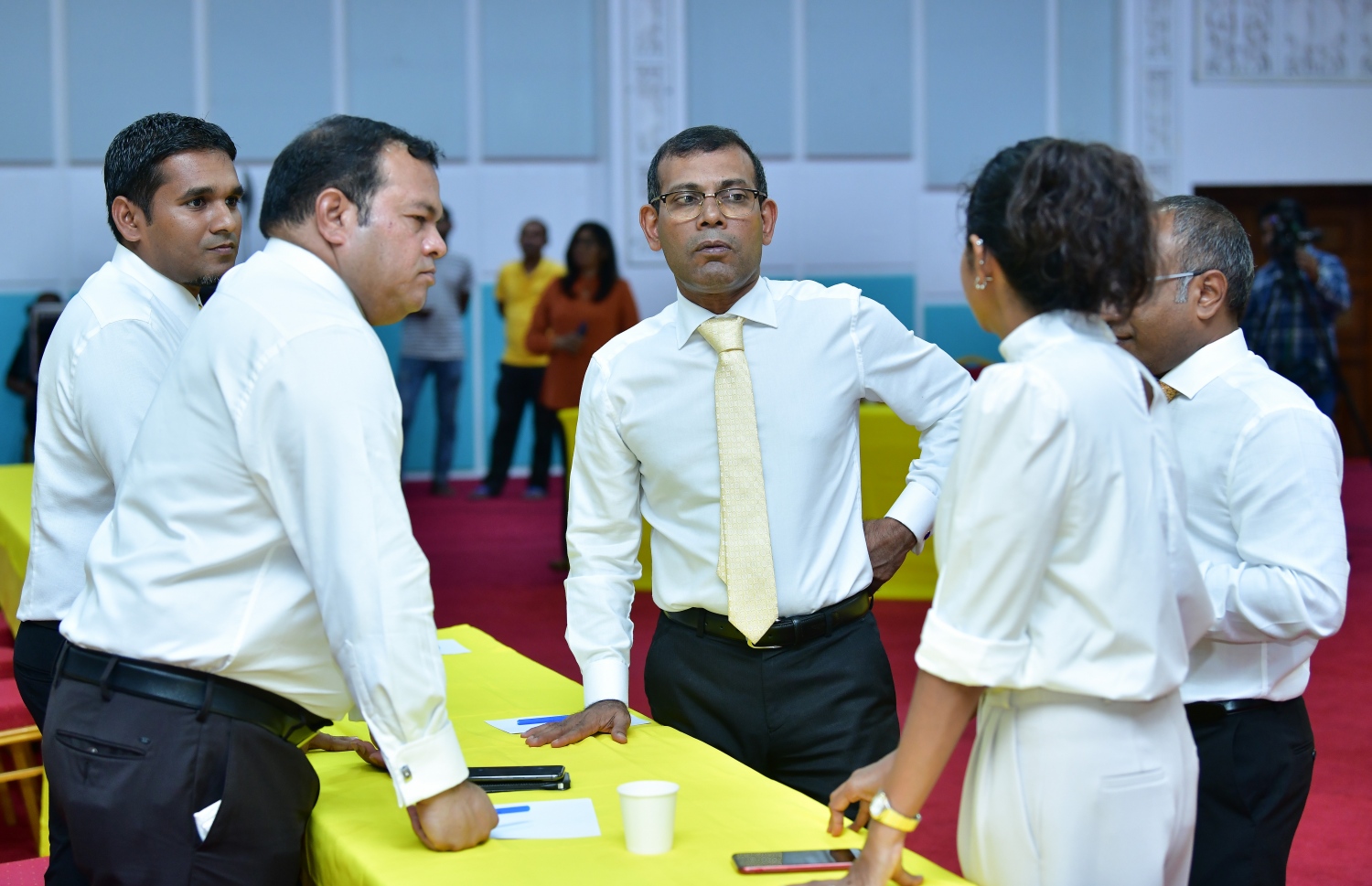 އެމްޑީޕީގެ ޕާލަމެންޓްރީ ގްރޫޕްގެ ބައްދަލުވުމަށް ފަހު ނަޝީދާއި އަސްލަމާއި އީވާ އަދި ބައެއް މެމްބަރުން ވާހަކަ ދައްކަވަނީ. -- ފޮޓޯ | އެމްޑީޕީ