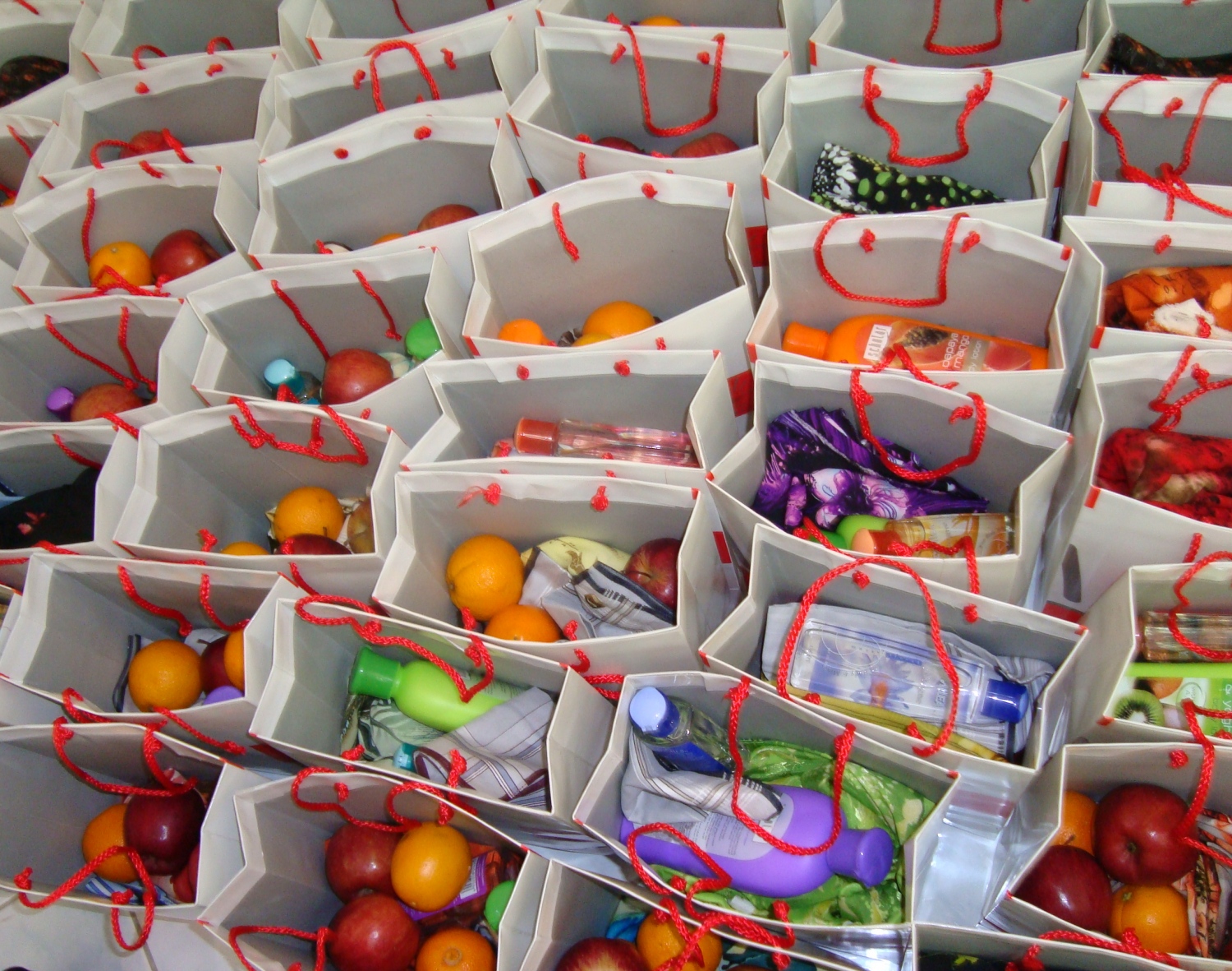 މަރުކަޒަށް ޑޮނޭޓް ކުރަން ތައްޔާރުކޮށްފައިވާ ހަދިޔާ ޕެކްތަކެއް --