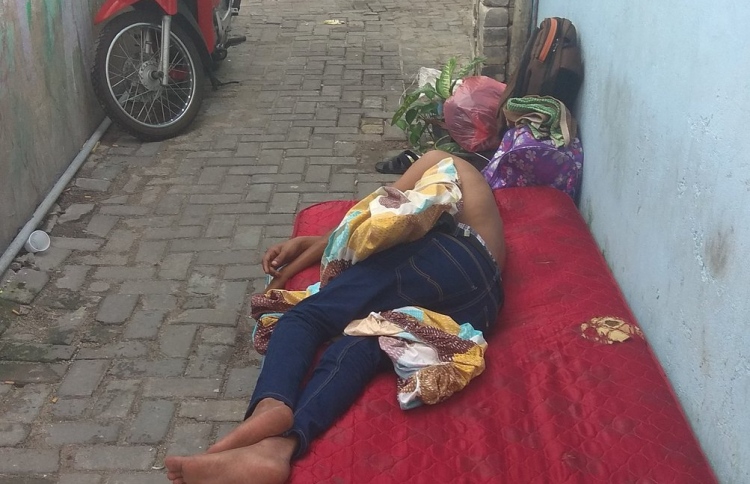 ދިވެއްސަކު ގޯޅިގަނޑެއްގައި ގޮދަޑި އަޅައިގެން ނިދާފައި!