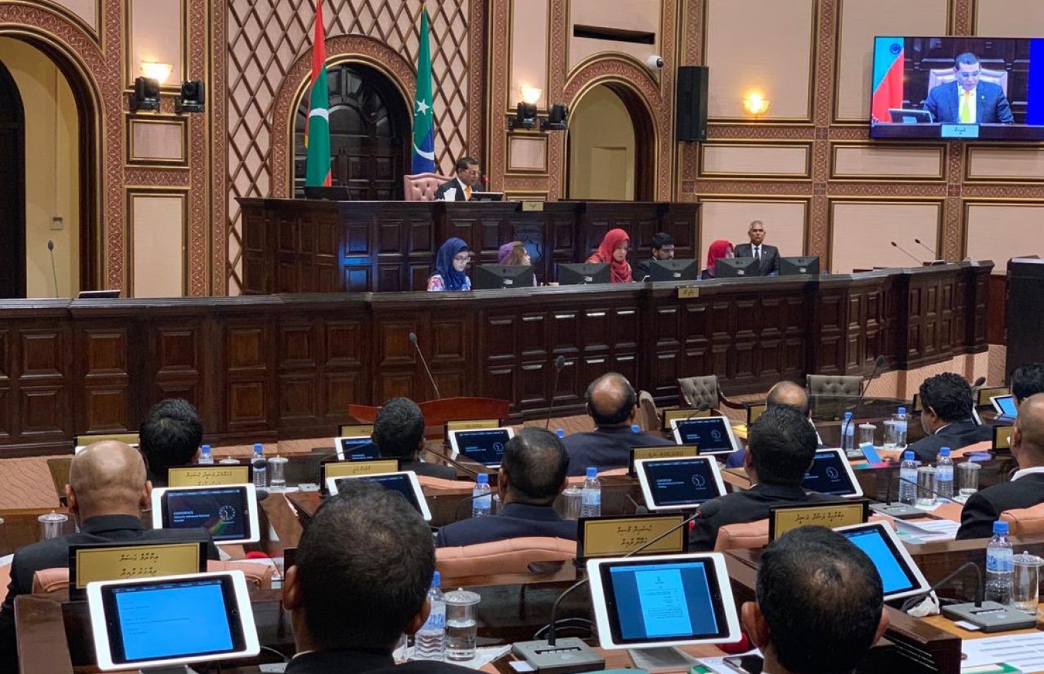 މަޖިލީހުގެ ރައީސަކު ހޮވުމަށް މިރޭ ބޭއްވި ޖަލްސާގައި މެމްބަރުން ބައިވެރިވެވަޑައިގަންނަވަނީ.-- ފޮޓޯ: މަޖިލިސް