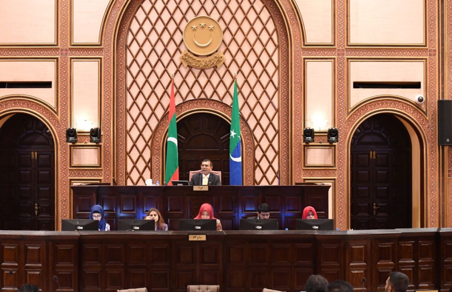 ނަވާރަވަނަ ރައްޔިތުންގެ މަޖިލިހުގެ ފުރަތަމަ ޖަލްސާގެ ރިޔާސަތު ނަޝީދު ބަލަހައްޓަވަނީ.---ފޮޓޯ: މަޖިލިސް