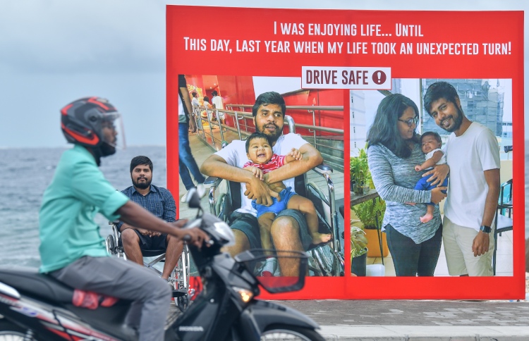 އެކްސިޑެންޓަށް އަހަރެއް؛ މެސެޖާއެކު އޮއްތޮ މަގުމައްޗަށް