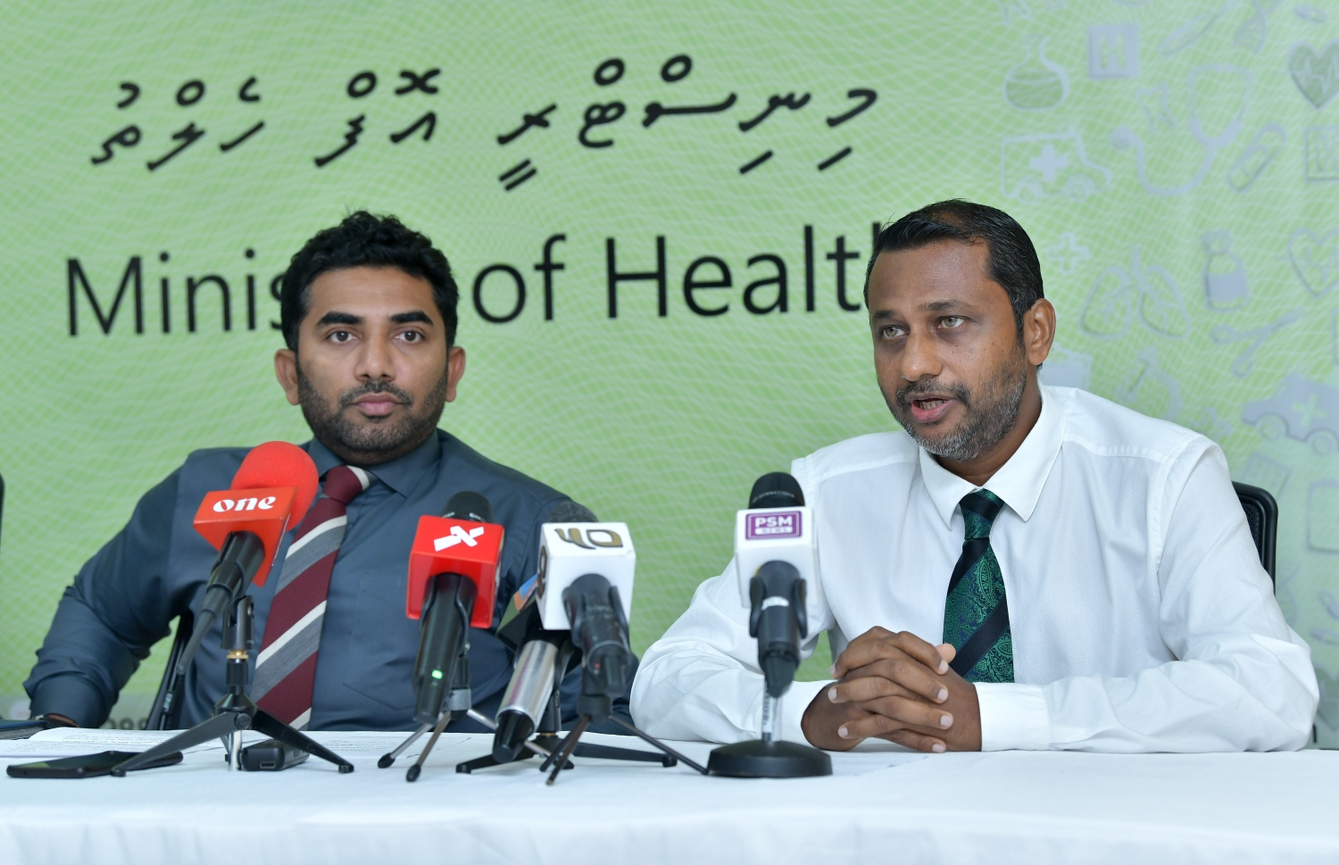 މާދަމާ ފާހަގަކުރާ ދުންފަތުގެ އިސްތިއުމާލުނުކުރާ މީހުންގެ ދުވަހާއި ދުންފަތުގެ އާ ގަވާއިދާ ގުޅޭ މައުލޫމާތު ދިނުމަށް ބޭއްވި ނޫސްވެރިންގެ ބައްދަލުވުމުގައި ހެލްތު މިނިސްޓަރު އަމީން (ވ) އަދި ދުންފަތް ކޮންޓްރޯލްކުރުމާ ބެހޭ ބޯޑުގެ މެމްބަރު، އޭޑީކޭ ހޮސްޕިޓަލްގެ މެނޭޖިން ޑިރެކްޓަރު އަފްއާލް ވާހަކަދައްކަވަނީ.-- ފޮޓޯ: ނިޝާން އަލީ/މިހާރު