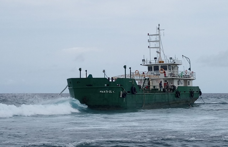 އެސްޓީއޯގެ ތެޔޮ ބޯޓެއް ކާށިދޫ ފަރަށް އަރައިފި