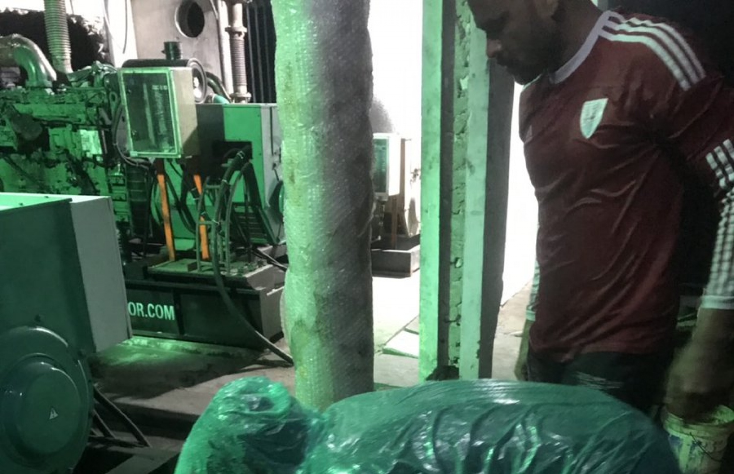 މާމެންދޫ އިންޖީނު ގޭގައި ފެންބޮޑުވުމުން ފެން ހިންދުމުގެ މަސައްކަތް ކުރަނީ.