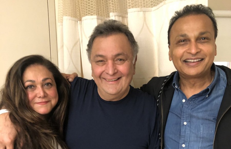 ރިޝީ "ކަރުޒް" ބަތަލާ ޓިނާ އާއި އޭނާގެ ފިރިމީހާ އަނިލް އަމްބާނީއާ އެކު.