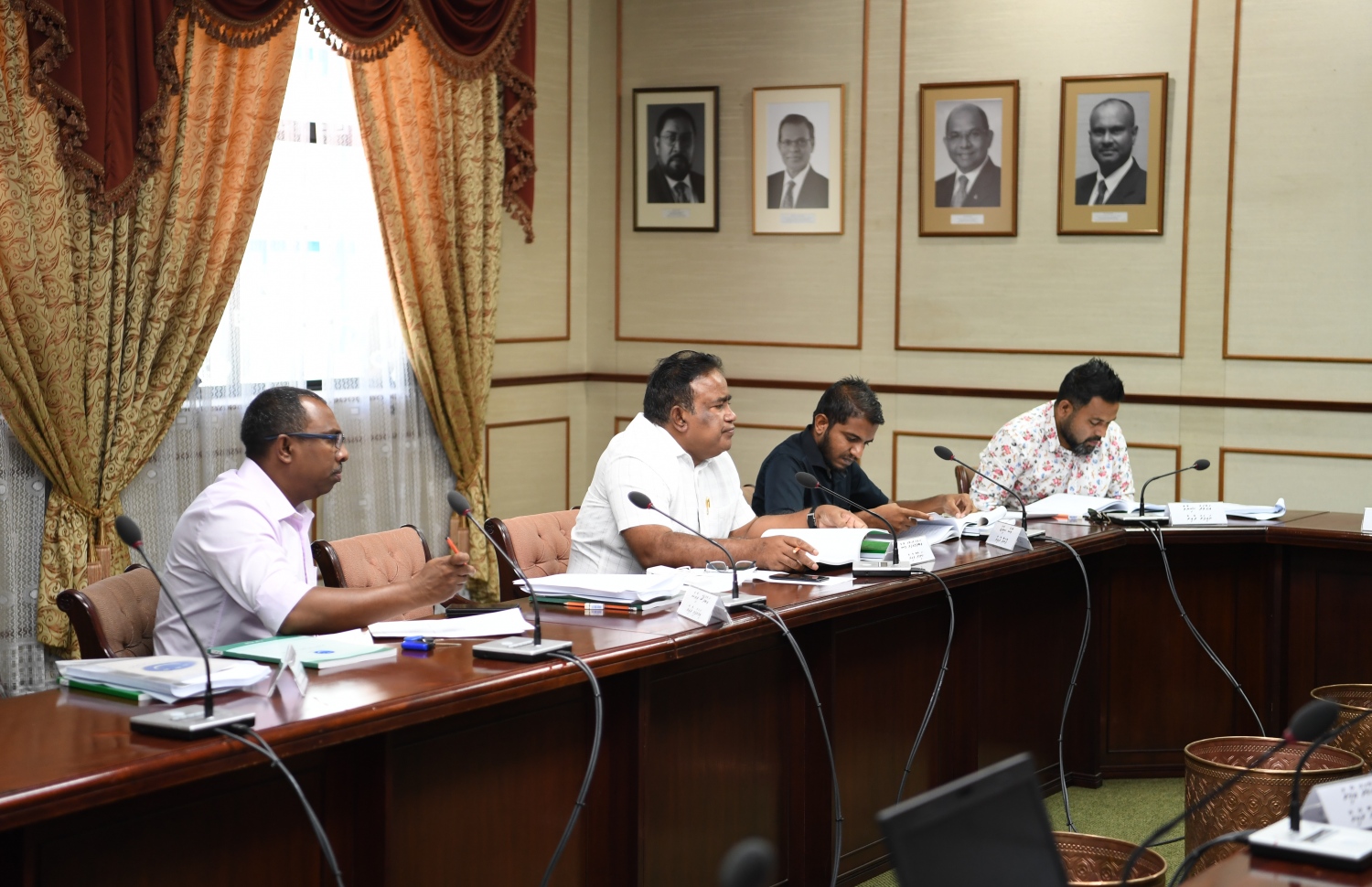 މަޖިލިހުގެ ގަވައިދު އިސްލާހު ކުރަން ހެދި ކޮމިޓީގެ ބައްދަލުވުން ކުރިއަށް ދަނީ. --- ފޮޓޯ: މަޖިލިސް