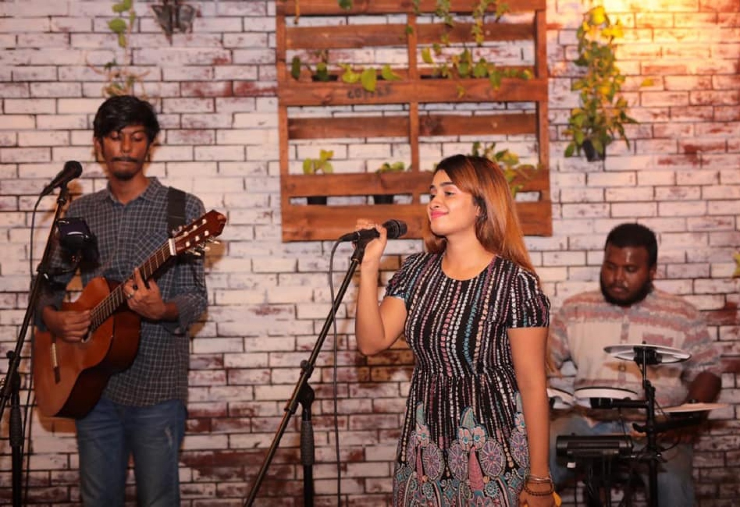 މިވަގުތު ޝިފޫގެ ޕާފޯމަންސްތައް ފެންނަނީ ޝަލަބީ އާއެކު -- ފޮޓޯ: ފޭސްބުކް