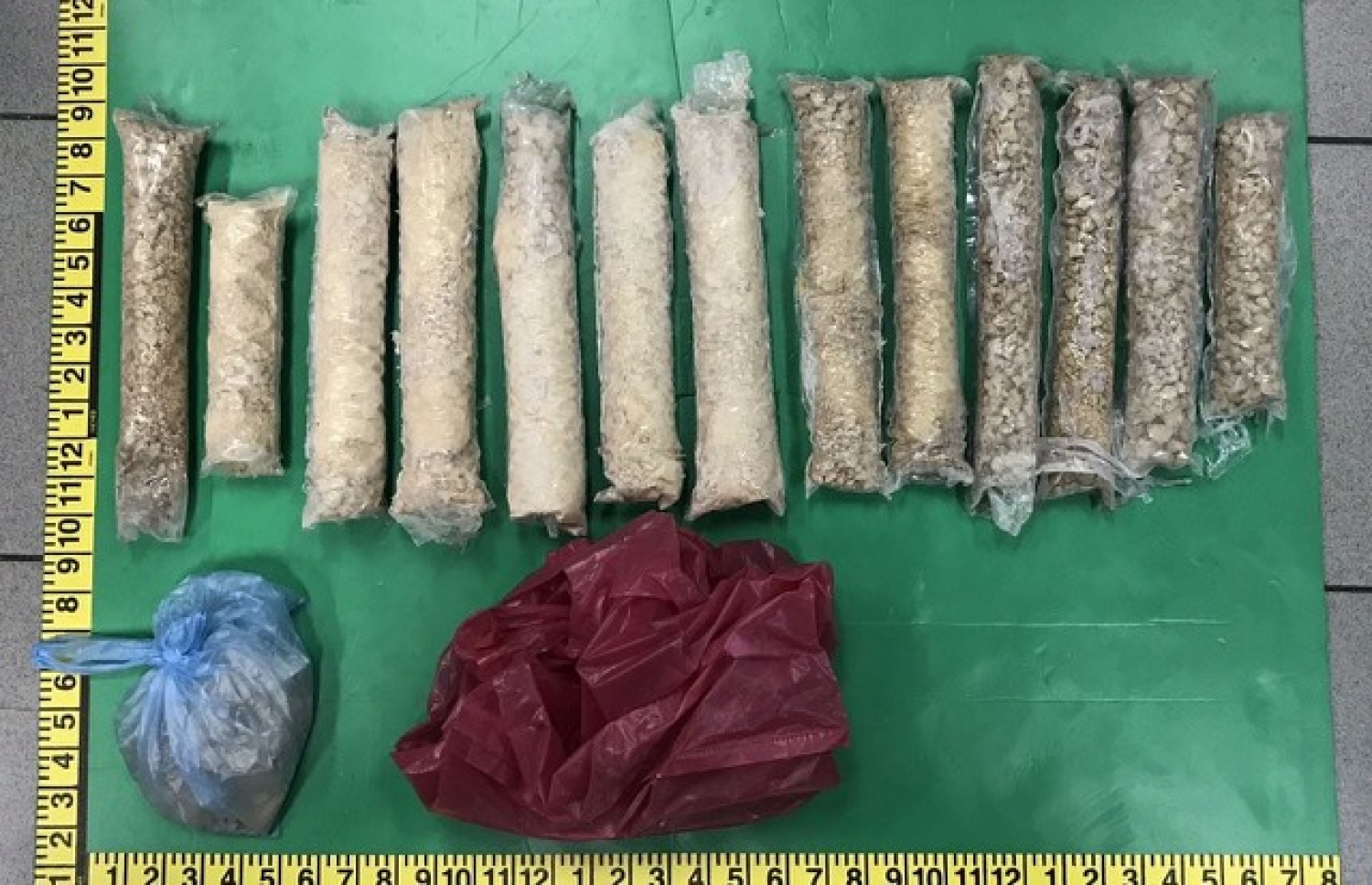 ހުޅުމާލޭގެ ގެއަކުން ފުލުހުން ހޯދި ތިން ކިލޯގެ މަސްތުވާތަކެތި. --- ފޮޓޯ: ޕޮލިސް