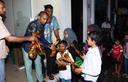 June 4, 2019, Male' City: People give out gifts to children on the occasion of Eid al-Fitr, at the Gaakoshi flats.