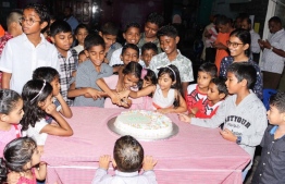 June 4, 2019, Male' City: Children gathered to cut a cake to celebrate Eid al-Fitr, at the Gaakoshi flats.