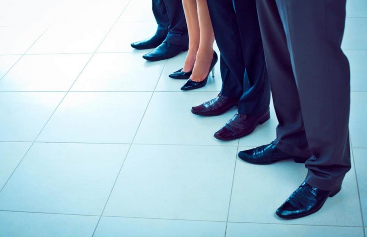 ޖަޕާނު އަންހެނުން ހައި ހީލްސްއާ ދެކޮޅަށް ތެދުވެއްޖެ