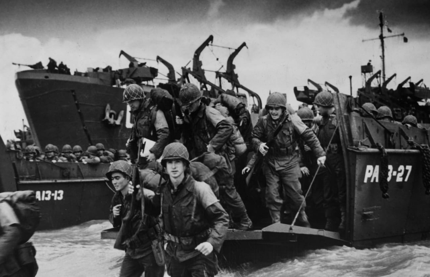 ޑީ-ޑޭގެ އޮޕަރޭޝަނަށް ނޯމެންޑީގެ ބީޗަށް ގުޅިފައިވާ ލަސްކަރުގެ ސިފައިން އަރަނީ