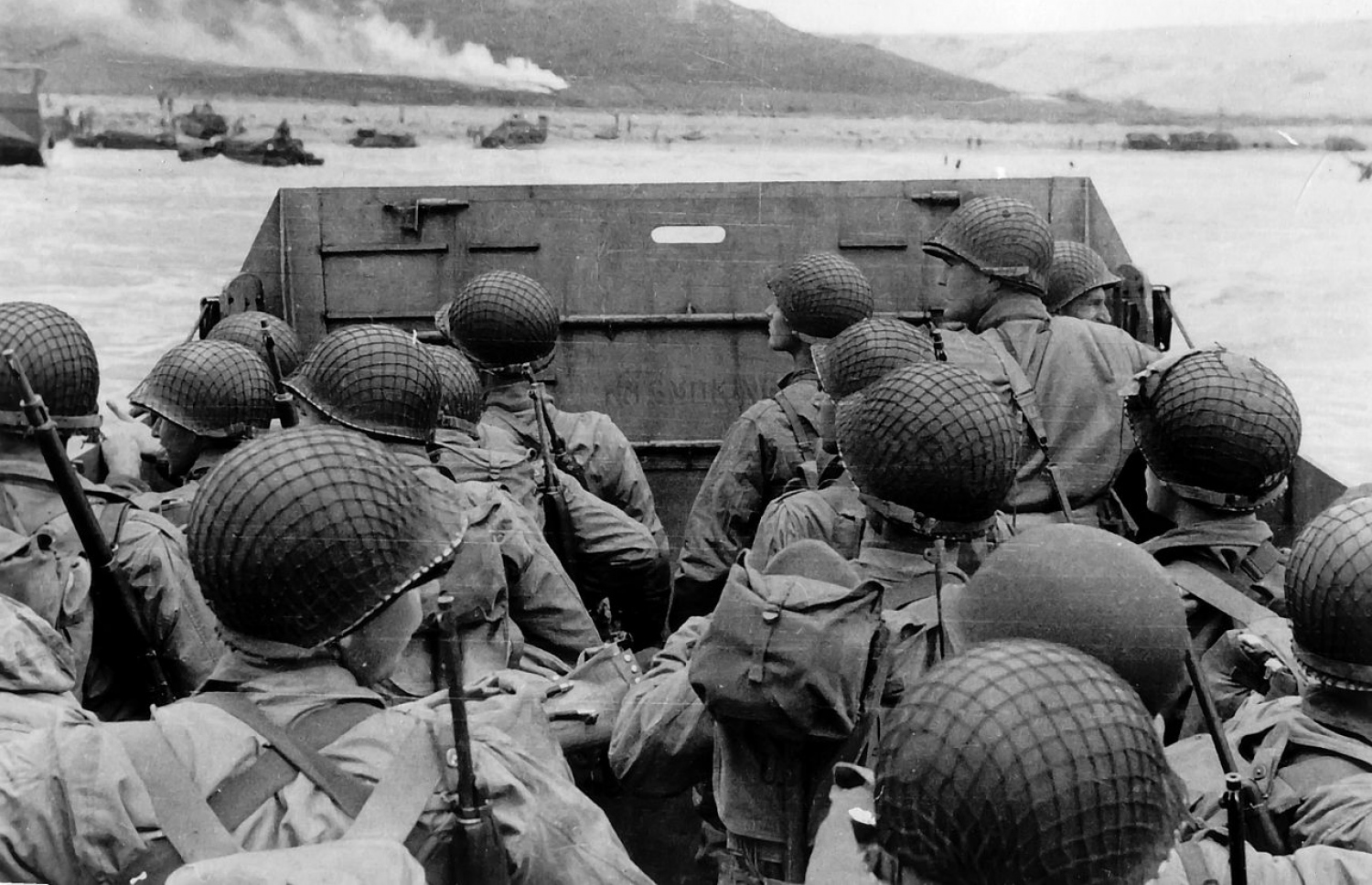 ގުޅިފައިވާ ލަސްކަރުގެ ސިފައިން، ހާއްސަ އުޅަނދެއްގައި ނޯމެންޑީގެ ބީޗާ ދިމާއަށް ދަނީ: މިއީ ހަނގުރާމައިގެ މުހިންމު ހަމަލާއެއް