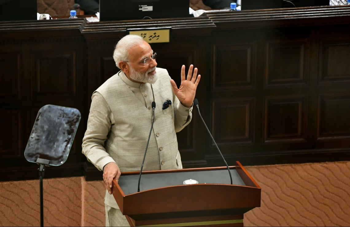 މާލެ: ޖޫން 8، 2019- އިންޑިއާގެ ބޮޑުވަޒީރު ނަރެންދުރަ މޯދީ ރަސްމީ ދަތުރުފުޅެއްގައި ރާއްޖެ ވަޑައިގަތުމަށްފަހު ރައްޔިތުންގެ މަޖިލީހަށް ވަޑައިގެން މަޖިލީހުގައި ތަގުރީރުކުރައްވަނީ.---ފޮޓޯ: ހުސައިން ވަހީދު/މިހާރު