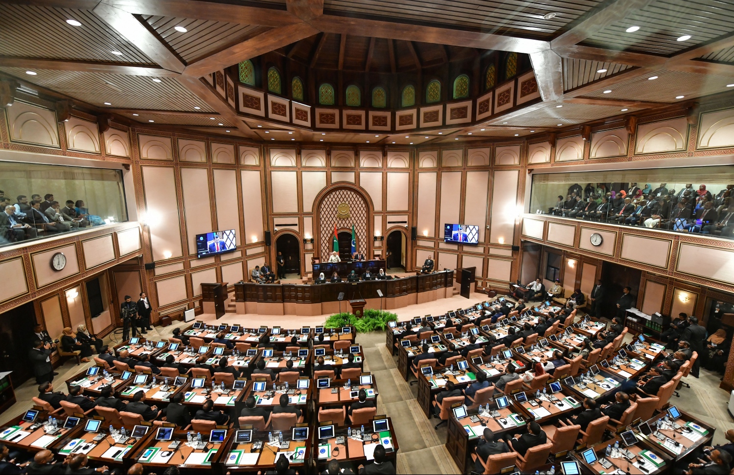 އިންޑިއާގެ ބޮޑުވަޒީރު ނަރެންދުރަ މޯދީ، މަޖިލިހުގައި ތަގްރީރު ކުރެއްވުމަށް ރޭ ބޭއްވި ޖަލްސާގައި މެމްބަރުން ބައިވެރިވެވަޑައިގަންނަވަނީ. --- ފޮޓޯ: ހުސެއިން ވަހީދު/ މިހާރު