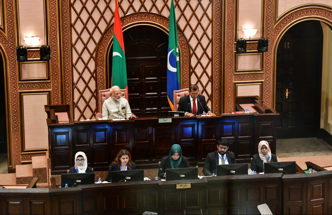 މާލެ: ޖޫން 8، 2019- އިންޑިއާގެ ބޮޑުވަޒީރު ނަރެންދުރަ މޯދީ ރަސްމީ ދަތުރުފުޅެއްގައި ރާއްޖެ ވަޑައިގަތުމަށްފަހު ބައިވެރިވެވަޑައިގެންނެވި ރައްޔިތުންގެ މަޖިލީހުގެ ޖަލްސާގައި މަޖިލީހުގެ ރައީސް މުހައްމަދު ނަޝީދު ވާހަކަދައްކަވަނީ.---ފޮޓޯ: ހުސައިން ވަހީދު/މިހާރު