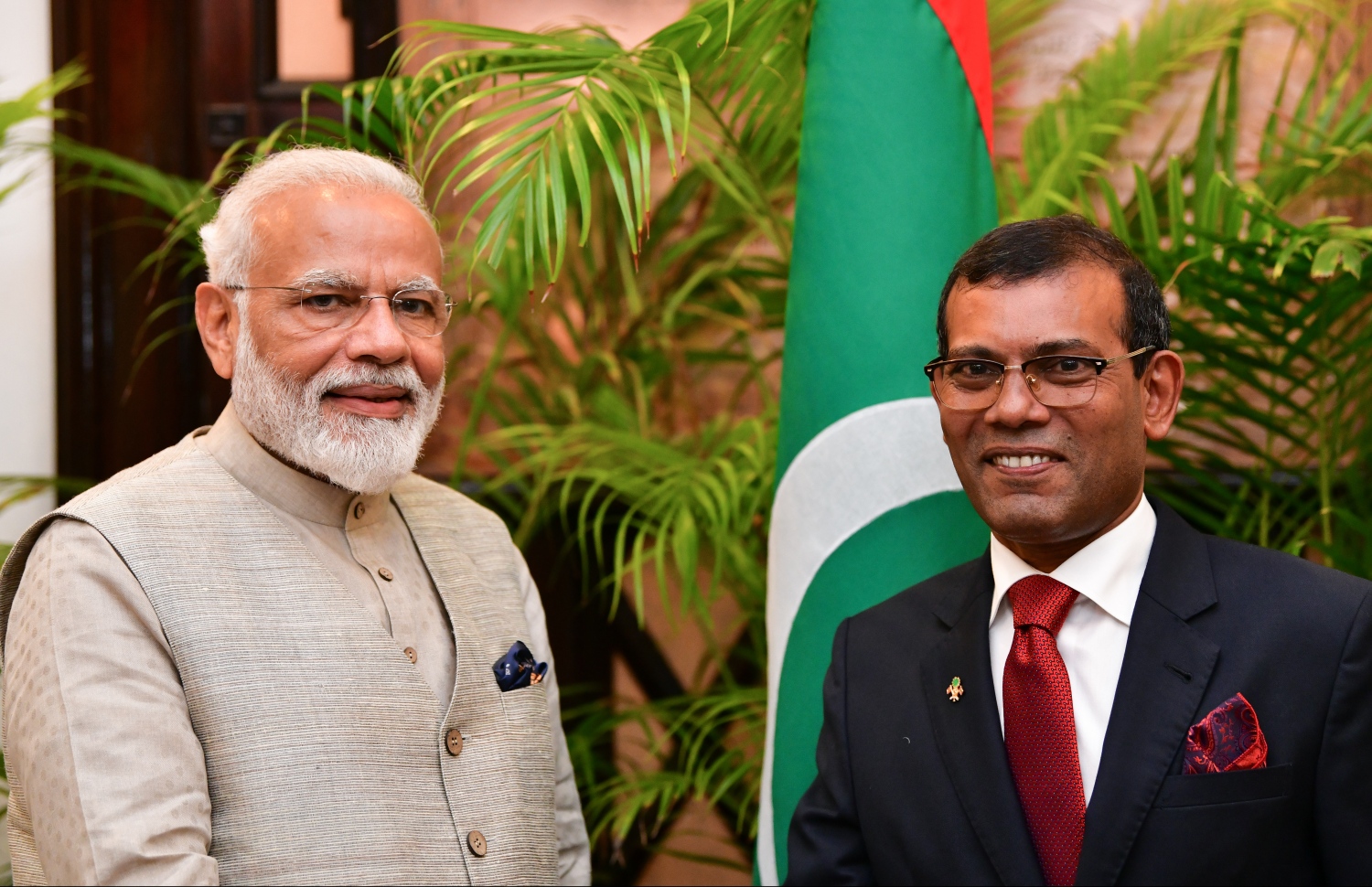 އިންޑިއާގެ ބޮޑުވަޒީރު ނަރެންދުރަ މޯދީ ރަސްމީ ދަތުރުފުޅެއްގައި ރާއްޖެ ވަޑައިގަތުމަށްފަހު  ރައްޔިތުންގެ މަޖިލީހަށް ވަޑައިގެން މަޖިލީހުގެ ރައީސް މުހައްމަދު ނަޝީދު އާއެކު ފޮޓޯފުޅަކަށް ހުއްޓިވަޑައިގެން.---ފޮޓޯ: ހުސައިން ވަހީދު/މިހާރު