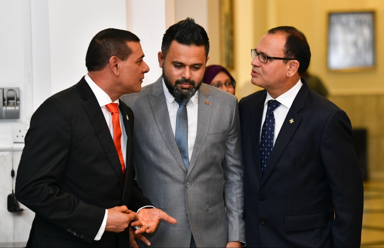 ނަޝީދު މާފަށް އެދެންޖެހޭ: އާދަމް ޝަރީފް