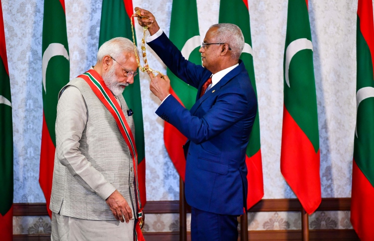 މޯދީއަށް ނިޝާން އިއްޒުއްދީންގެ ލަގަބު އަރުވައިފި