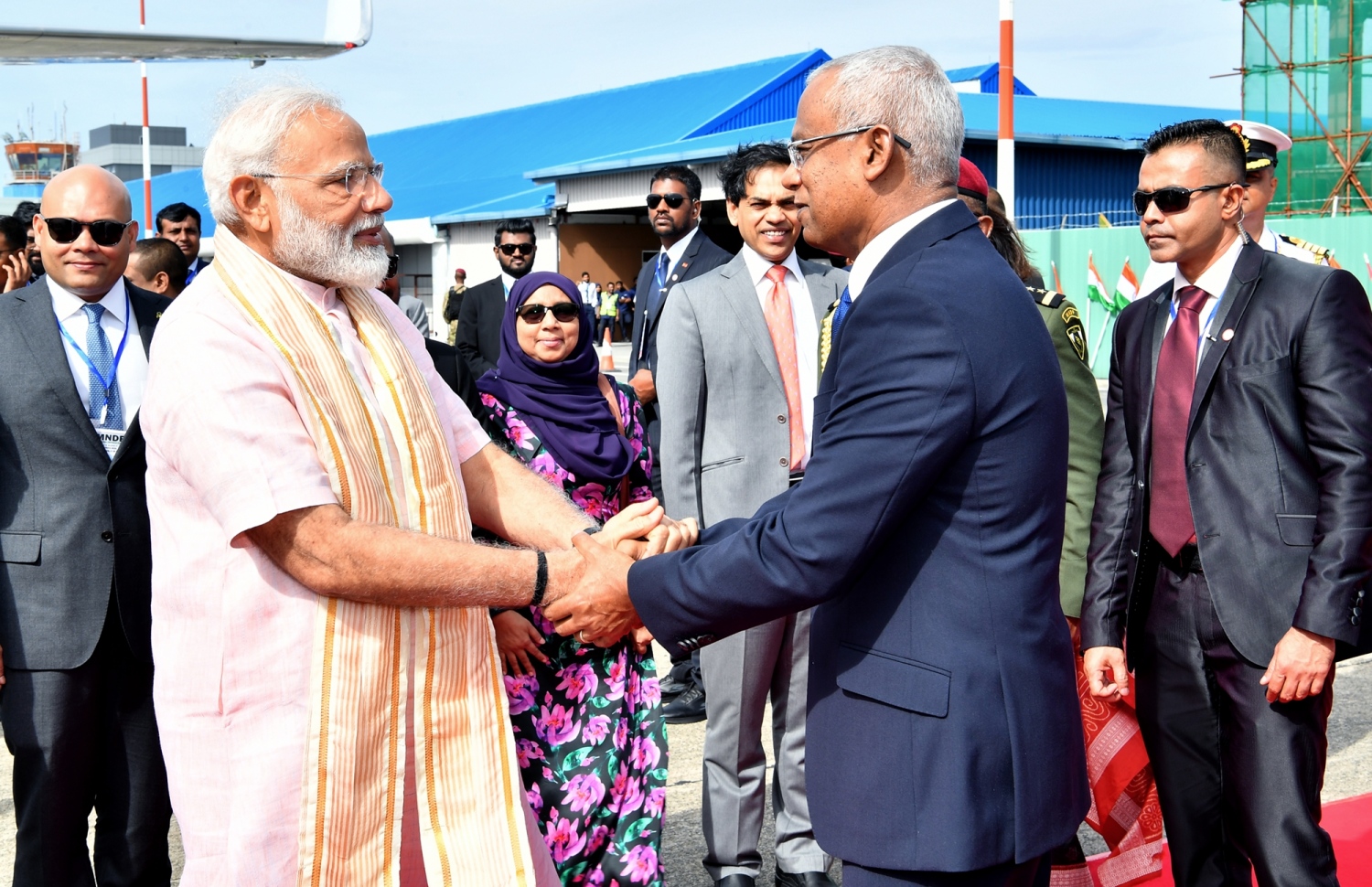 އިންޑިއާގެ ބޮޑުވަޒީރު މޯދީ މިދިޔަ ހަފުތާގައި ރާއްޖެ އަށް ކުރެއްވި ރަސްމީ ދަތުރުފުޅުގައި ރައީސް އިބްރާހިމް މުހައްމަދު ސޯލިހާ ސަލާމް ކުރައްވަނީ: މި ސަރުކާރު ވެރިކަމަށް އައި ފަހުން ރާއްޖެ އާއި އިންޑިއާގެ ގުޅުން ވަނީ ވަރަށް ބޮޑަށް ވަރުގަދަ ކޮށްފައި.---ފޮޓޯ: ރައީސް އޮފީސް