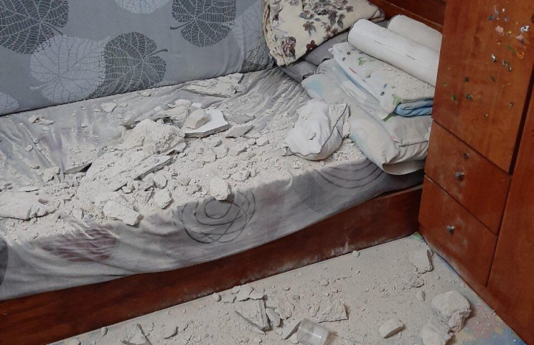 ކޮންކްރީޓްގަނޑަކުން ޖެހި ގެއެއްގެ ފާރު ހަލާކުވެއްޖެ