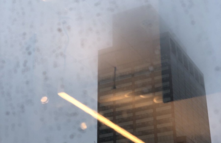 އެމެރިކާގެ އިމާރާތަކަށް ހެލިކޮޕްޓަރެއް ވައްޓާލައިފި