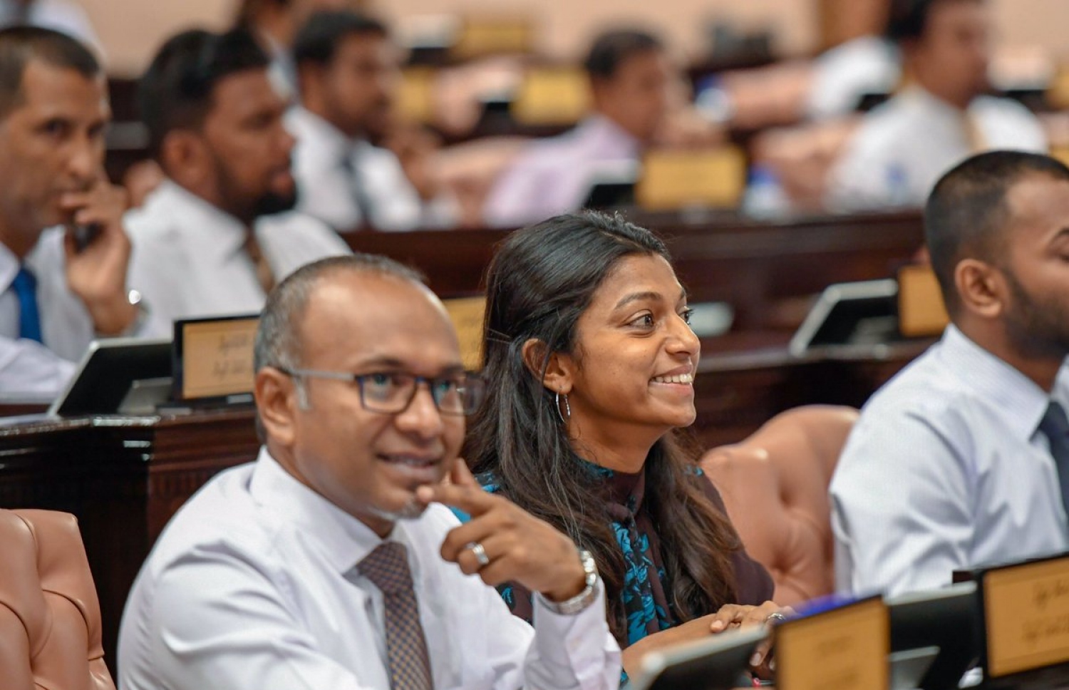 ރައްޔިތުންގެ މަޖިލިހުގެ އިއްޔެގެ ޖަލްސާގައި މަޖިލިހުގެ ނައިބު ރައީސް އަދި ގަލޮޅު އުތުރު ދާއިރާގެ އެމްޑީޕީގެ މެމްބަރު އީވާ އަބްދުﷲ އާއި ހެންވޭރު ހުޅަނގު ދާއިރާގެ އެމްޑީޕީގެ މެމްބަރު ހަސަން ލަތީފް ބައިވެރިވެވަޑައިގަންނަވަނީ.---ފޮޓޯ: މަޖިލިހުގެ އިދާރާ