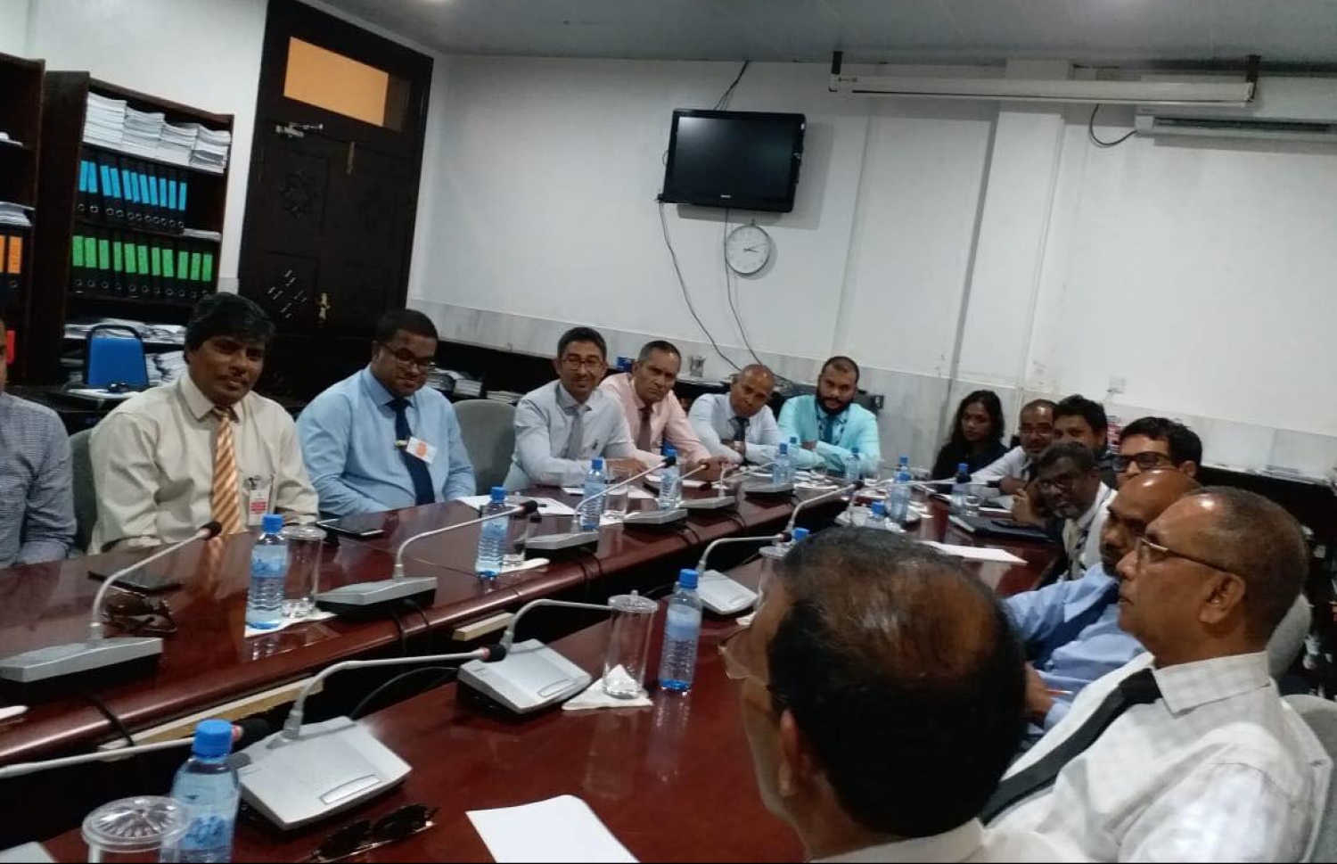 ކަރަންޓުގެ ހިދުމަތް ދެމުން އަންނަ ކުންފުނިތަކުގެ ވެރިންނާ މަޖިލިހުގެ ރައީސް އަދި ކުރީގެ ރައީސް މުހައްމަދު ނަޝީދާއި މެމްބަރުން ބައިވެރިވެވަޑައިގަންނަވަނީ.